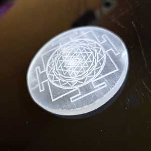 Plaque de Recharge en Cristal de Sélénite Naturelle Gravée Sri Yantra 3 Pouces Géométrie Sacrée Feng Shui REIKI Décoration Spirituelle Vente en Gros - Product Image 2