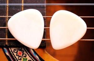 Lot de 2 plectres en os de buffle - Forme triangulaire traditionnelle de 2 mm - Sensation et sonorité terreuses - Guitare acoustique, mandoline, ukulélé - Product Image 6