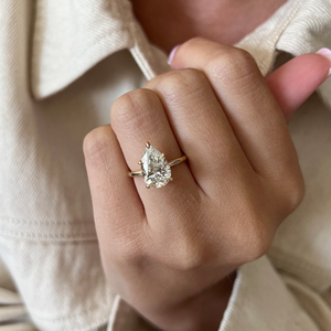 Anillo de compromiso y boda clásico con diamante de corte pera de 3 quilates cultivado en laboratorio, certificado IGI, engaste invisible en oro, ideal para fiestas. - Product Image 4