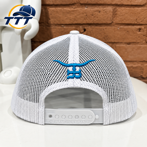 Gorra Trucker Personalizada de 5 Paneles con Malla Blanca, Logotipo Bordado en Azul, Cierre a Presión, Fabricante Vietnamita, OEM, ODM, Venta al Por Mayor, Fábrica de Gorras Trucker - Product Image 5