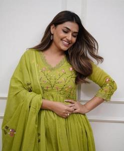 Nouvelle collection : Ensemble Kurti et pantalon long en rayonne de soie extensible vert uni pour femme, style pakistanais-indien, idéal pour l'été et les occasions festives - Product Image 3
