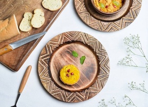El último plato de madera de mango exclusivo, plato de cerámica para servir con soporte de grabado de bendición para comida o pastel de United Trade World - Product Image 2