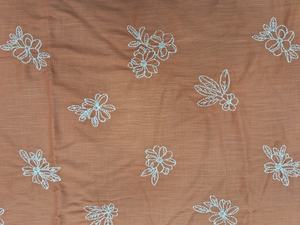 Tissu en coton tissé brodé floral couleur terre cuite, respirant et léger, pour filles, avec fleurs en fil blanc, rouge-terreux et brun. - Product Image 5