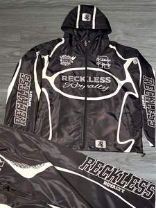 Fabricants de vêtements : Ensemble survêtement personnalisé pour hommes, comprenant un sweat à capuche réfléchissant 3M et un pantalon de survêtement en nylon coupe-vent - Product Image 4