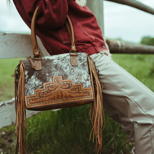 Bolso Tote de Cuero Vacuno con Pelo, Estilo Western, con Panel Repujado y Flecos |   Bolso de Hombro de Cuero Vacuno Hecho a Mano para Mujer - Product Image 1