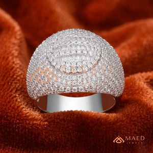 Anillo de Plata de Alta Calidad con Incrustaciones de Diamantes, Diseño de Cruz Bicolor y Racimo de Circonitas Baguette, Joyería de Moda Masculina, Anillo de Diamantes de Alta Gama - Product Image 1