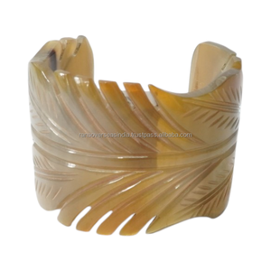 Brazalete de Cuerno Natural Pulido Hecho a Mano, Diseño Abierto, Joyería Étnica Tribal Moderna, Regalo Elegante para Mujer - Product Image 2