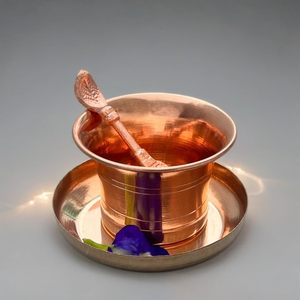 Panchpatra indienne traditionnelle en laiton, artisanat traditionnel, avec cuillère et assiette, ensemble Panchpatra antique avec Achamani et Thali - Product Image 4