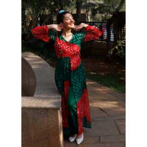 Ensemble Kurta Bandhej multicolore en tissu chiffon rouge et vert, taille XS, pour soirée, élément de mode à couleurs contrastées - Product Image 2