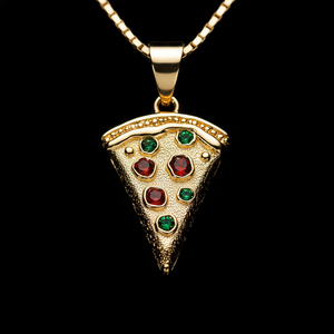 Collier pendentif mignon en or massif 14 carats en forme de tranchette de pizza avec pierres précieuses rouges et vertes, chaîne cubaine - Product Image 5