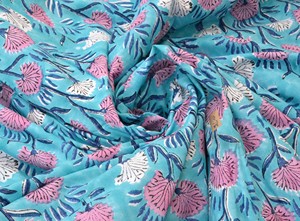 Tela con estampado floral 100% algodón suave y puro de estilo indio para ropa, vestidos, cortinas, ropa de dormir, fundas, sábanas y muchos más. - Product Image 2