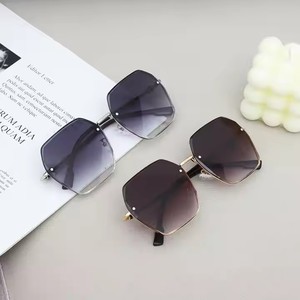 Nouvelle Collection 2024 : Lunettes de Soleil Rétro Tendance Sans Monture, Luxe Unisexe, Métal Jaune Gris, Protection UV400, Monture Carrée Complète - Product Image 5