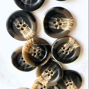 Botón de cuerno de buey negro personalizado con sombra blanca natural Accesorios de moda de lujo Ágata - Product Image 1