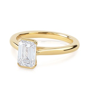 Bague de fiançailles en or jaune avec diamant de laboratoire taille émeraude 1,75 carat, sertie clos, solitaire, pour mariage, bijoux fins, vente en gros - Product Image 5