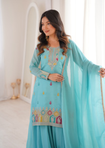 Conjunto de traje de tres piezas para mujer, compuesto por una kurta de seda bordada con textura gruesa y texturizada, un palazzo completamente acampanado y una dupatta de encaje elegante. - Product Image 4
