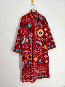 Kimono largo rojo de terciopelo Suzani bordado a mano, abrigo cálido de invierno para mujer, abrigo de algodón Suzani, chaqueta bordada a mano. - Product Image 6