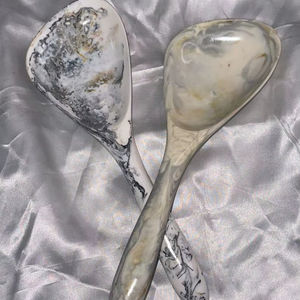 Juego de Cucharas para Ensalada de Resina Hechas a Mano, Diseño de Espiral Gris y Blanco, Artesanía Mexicana - Product Image 1