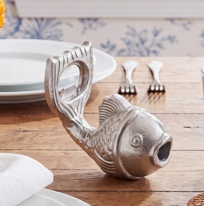 Ouvre-bouteille en forme de poisson, finition argentée, accessoire de bar en métal, outil de cuisine nautique unique, décoration de maison côtière, vente en gros - Product Image 1