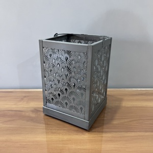 Portavelas Decorativo de Hierro de Diseño Artesanal con Acabado Gris para Decoración del Hogar - Product Image 6