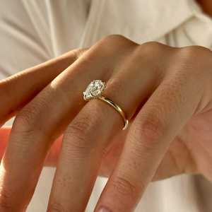 Bague de fiançailles unique avec diamant de laboratoire en forme de poire de 2 carats, sertie de griffes, or jaune 14 carats, certifiée IGI - Product Image 6