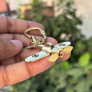 Porte-clés avion en laiton fait main, mini modèle d'avion pour les amateurs de voyage - Product Image 1