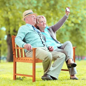 Comoda Panchina da Giardino in Legno a 2 Posti con Braccioli e Schienale - Product Image 3