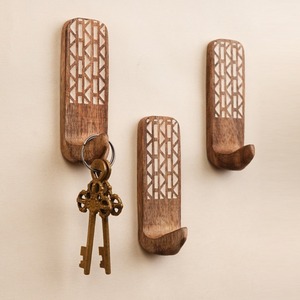 Cintres élégants en bois pour costumes, personnalisables, design européen, surface laquée lisse et polie, crochet chromé robuste - Product Image 1