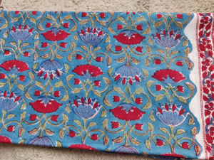 Tissu en coton indien traditionnel multicolore avec imprimés faits à la main au mètre pour la confection et l'artisanat de vêtements féminins - Product Image 1