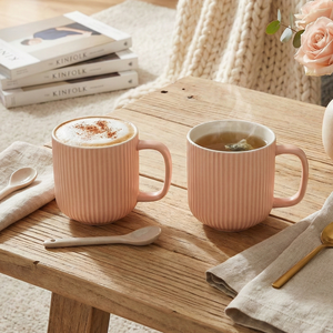 ชุดแก้วกาแฟเซรามิคลายริบบิ้นสีชมพูหม่น ทนความร้อนในไมโครเวฟ คุณภาพสูง ดีไซน์สไตล์นอร์ดิก พร้อมถาด ขนาด 400 มล. แก้วนมทำจากเซรามิกเนื้อ Bone China - Product Image 4