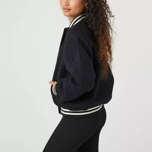 Blousons universitaires personnalisés pour femmes 100 % laine, style classique Letterman, fermeture à boutons-pression, bordure en tricot côtelé, coupe décontractée, vêtement d'extérieur - Product Image 3