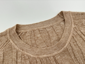 เสื้อสเวตเตอร์ผู้หญิงสไตล์ลำลองขายดี คุณภาพสูง แขนสั้น คอทรงกลม ถักนิตติ้ง สีทราย เสื้อถักสำหรับผู้หญิง - Product Image 5