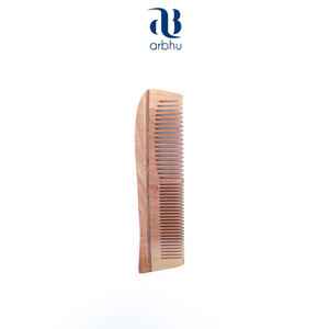 Peine de madera de bambú orgánico, perfecto para el cuidado suave del cabello y el aseo diario, que promueve un cabello fuerte y saludable. - Product Image 4