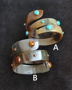 Brazalete Ecológico Hecho a Mano con Cuerno de Búfalo en Espiral, Turquesa y Piedras de Ojo de Tigre para Bodas, Perfecto para Empresas - Product Image 1