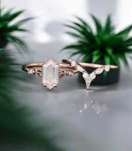 Anillo de Compromiso con Diamante Cultivado en Laboratorio con Corte Hexagonal, Conjunto de Anillos de Boda Chevron, Conjunto Nupcial Geométrico Vintage, Anillo de Diamantes Art Deco - Product Image 6