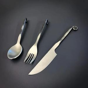 ชุดช้อนส้อมสแตนเลสสตีลคุณภาพสูง งานแฮนด์เมด สไตล์ยุคกลาง 3 ชิ้น พร้อมปลอกหนัง  แบบใหม่ - Product Image 4