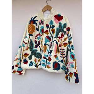 เสื้อแจ็คเก็ตกำมะหยี่ปักลายดอกไม้สีงาช้างพรีเมียม คอตั้ง แขนยาว สไตล์พรีเรียชิค เสื้อคลุมฤดูหนาวสำหรับผู้หญิง - Product Image 5