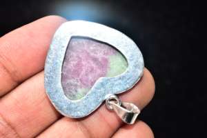 Colgante de Zoisita Rubí, Diseño Artesanal, Tamaño Personalizable, Mejor Precio por Unidad - Product Image 4