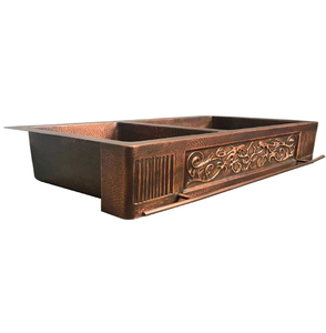 Fregadero doble de cobre estilo granja con delantal frontal de acabado oscuro y adornos en contraste con volutas de cobre en relieve. - Product Image 2