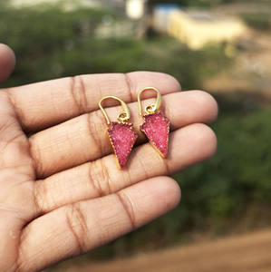 ต่างหูห้อยประดับด้วยหินอาเกตสีแดงธรรมชาติ ชุบทอง 18k รูปทรงหัวลูกศร ต่างหูแบบเกี่ยวห้อย  งานจิวเวลรี่สั่งทำพิเศษสำหรับสาวๆ - Product Image 4