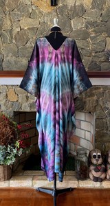 Robe maxi caftan en rayonne tie-dye shibori faite à la main, style bohème, coupe décontractée, idéale pour les vacances - Product Image 2