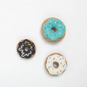 Adorno de Fieltro de Lana en Forma de Donut con Chispas, Juguete de Comida de Imitación, Juguete Educativo Hecho a Mano para Niños, Venta al por Mayor - Product Image 1