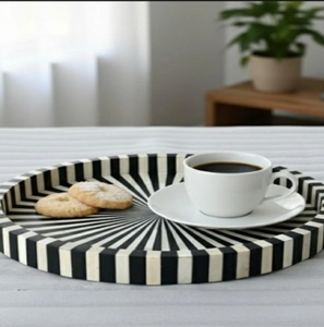 Bandeja rectangular con incrustaciones de hueso en blanco y negro que muestra un audazco patrón de rayas, disponible a precios de mayorista. - Product Image 2