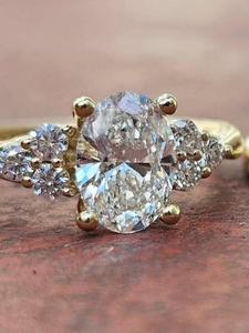 Anillo de diamantes de corte ovalado, hecho a mano, de lujo, cultivado en laboratorio, de Creative Craft Lab, para mujer, en oro amarillo de 14k, regalo de boda para dama de honor. - Product Image 5