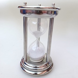 นาฬิกาทรายทรงกลมชุบทองเหลือง - ของตกแต่งโต๊ะสำหรับวันพ่อและตรุษจีน - Product Image 4