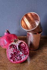 Verres en cuivre gravés au design traditionnel, idéaux pour servir les invités lors d'occasions spéciales, vaisselle en cuivre pur et utilisation à la table. - Product Image 4