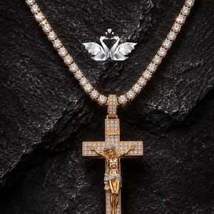 Offre Spéciale : Pendentif Hip Hop en Moissanite, Alternative au Diamant, Collier en Argent 925, Bijou Cadeau d'Anniversaire Disponible à la Vente - Product Image 3