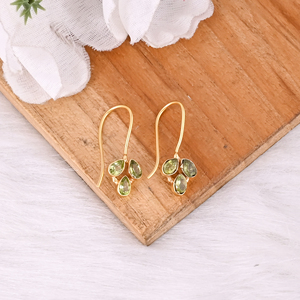 Pendientes Minimalistas de Peridoto con Gancho, Joyería Artesanal con Piedras Preciosas para Mujer - Product Image 3