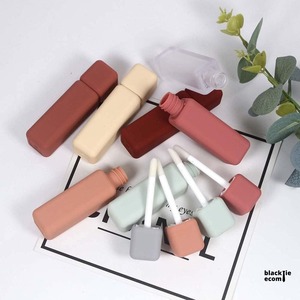 Tubo de brillo labial cuadrado mate de calidad premium con aplicador, envase vacío para lápiz labial, para uso en empaques cosméticos, disponible para la venta. - Product Image 6