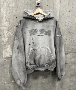 เสื้อฮู้ดโอเวอร์ไซส์สำหรับฤดูหนาว สีเทา ผ้าฝ้ายฟอก ทรงปกติสำหรับผู้ชาย ดีไซน์กระเป๋าโลโก้ด้านหน้าแบบฟลีซ โรงงานรับผลิตแบบ OEM ODM ปี 2026 - Product Image 1