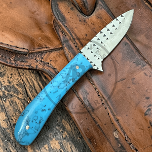 Cuchillo de caza vaquero de hoja fija de acero inoxidable hecho a mano, tipo Bull Cutter, con filo recto, escamas de resina acrílica y acero raspado, ODM OEM - Product Image 2